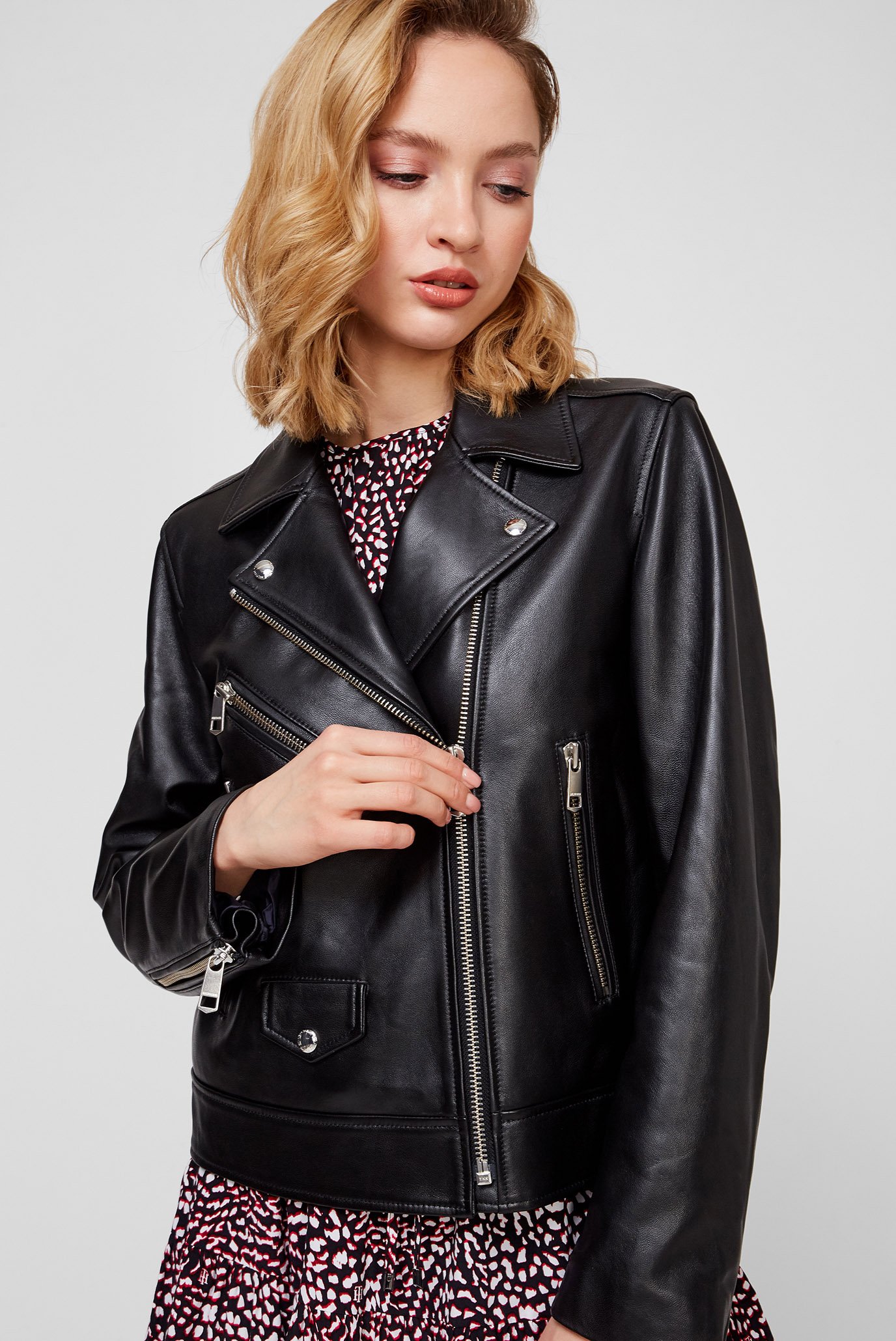 Женская черная кожаная куртка 8