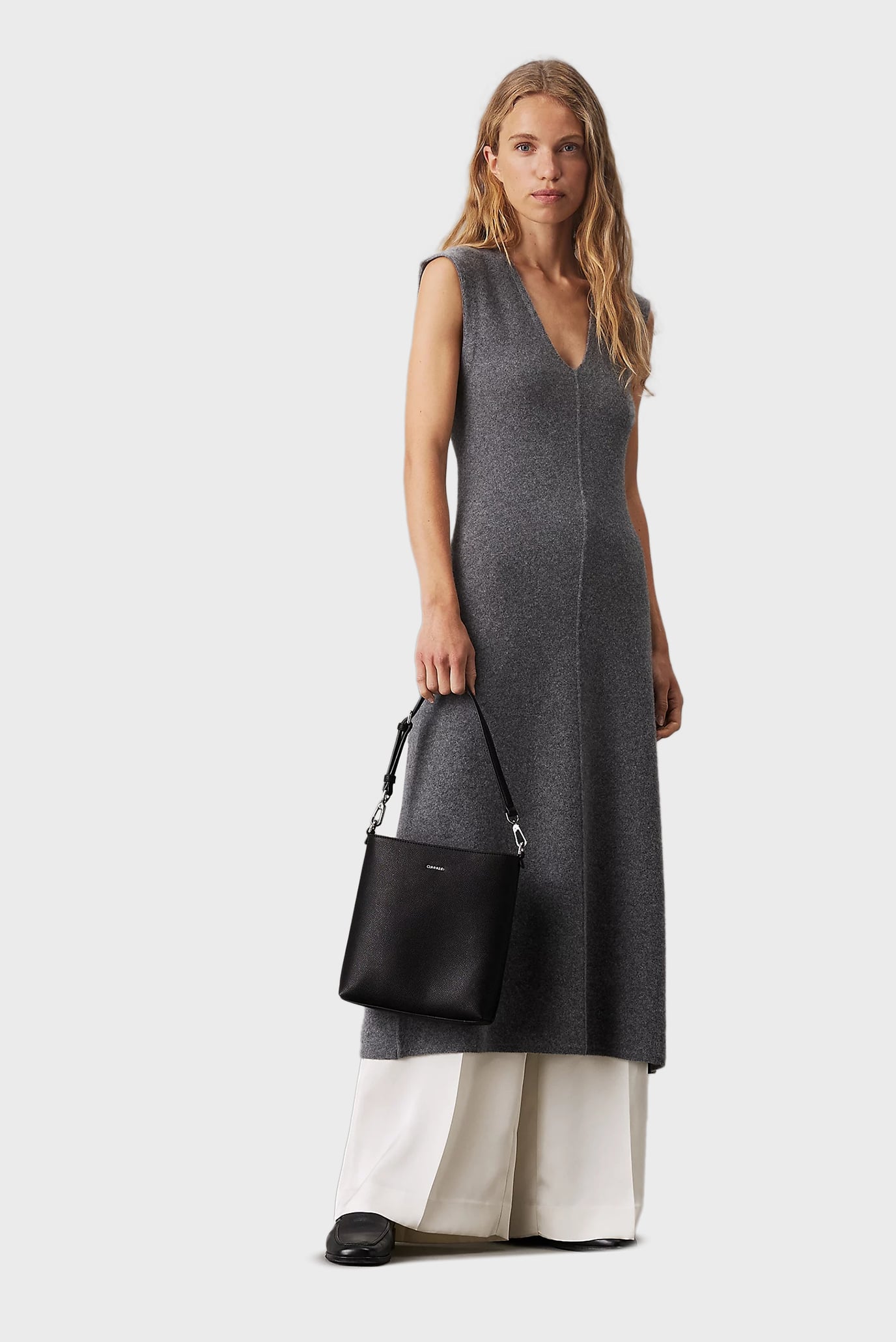 Женская черная сумка CK MUST SMALL BUCKET_CAVIAR 2