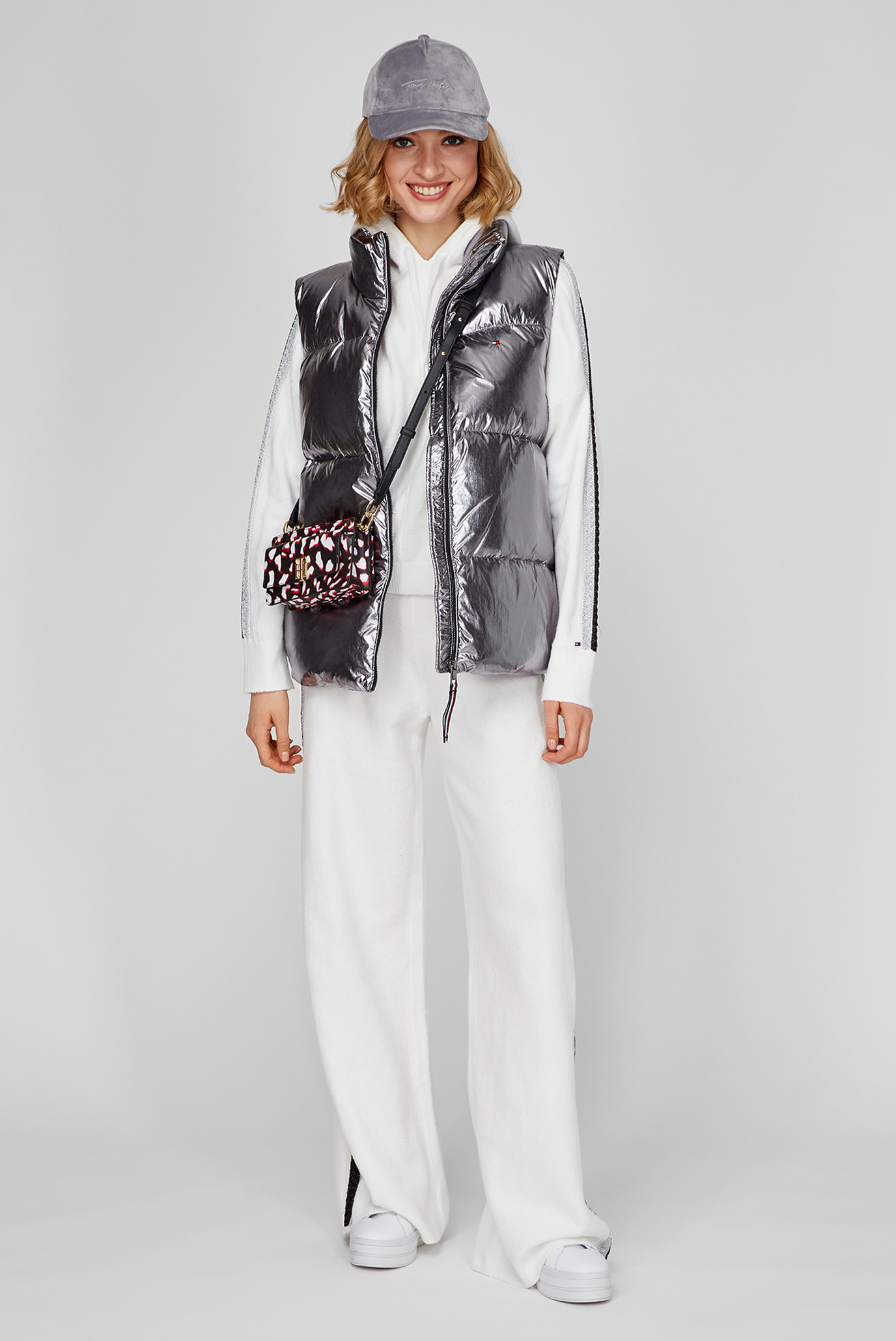 Женский серебристый пуховой жилет 5