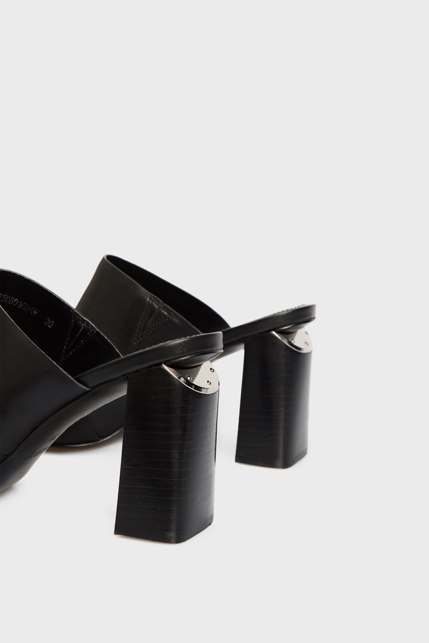 Женские черные кожаные мюли Adora 7