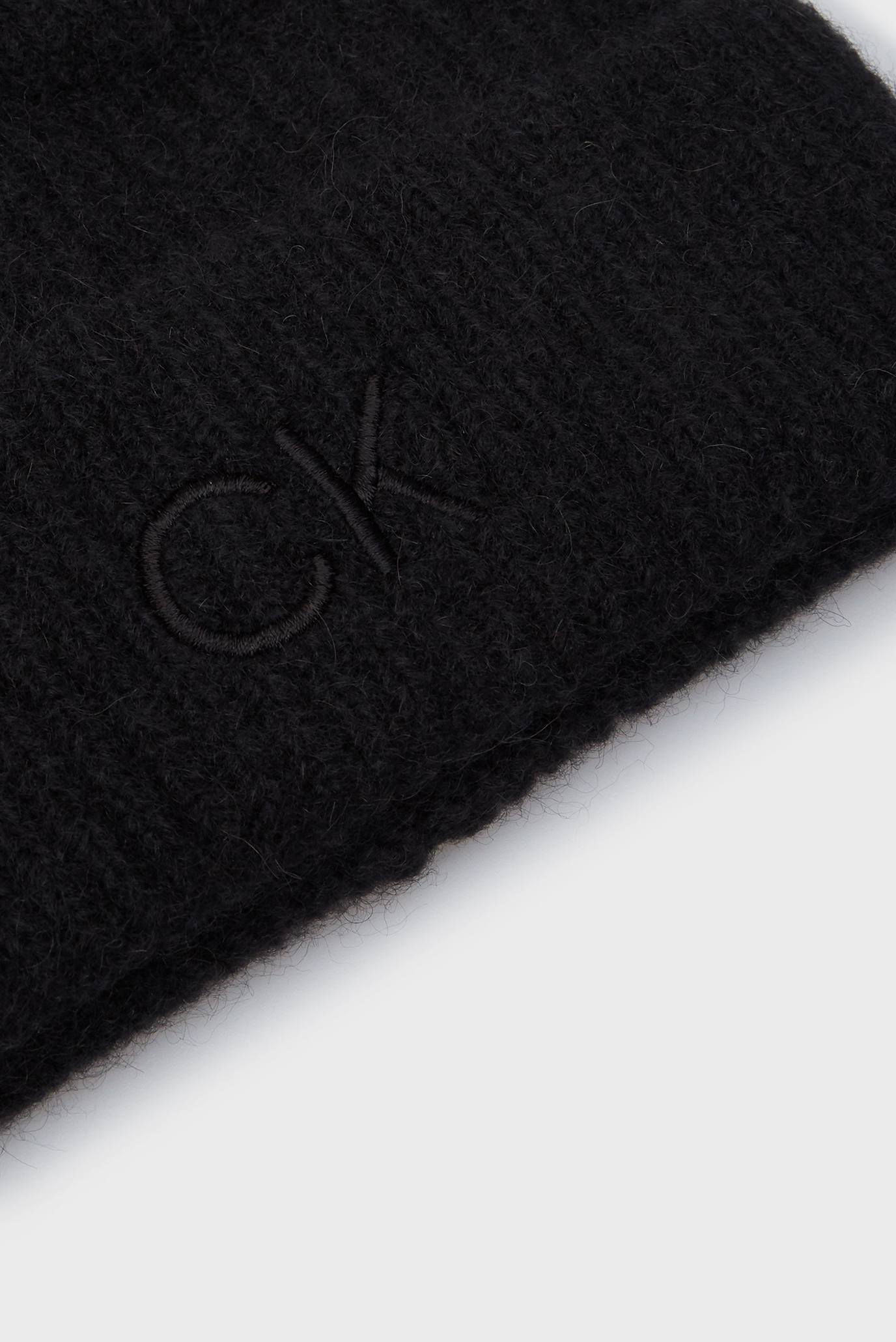 Женская черная шерстяная шапка CK EMBROIDERY AIRY POMPOM BEANIE 4