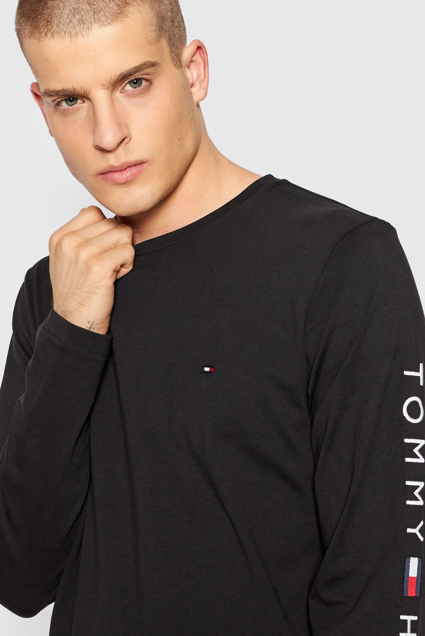 Мужской черный лонгсливTOMMY LOGO TEE 2