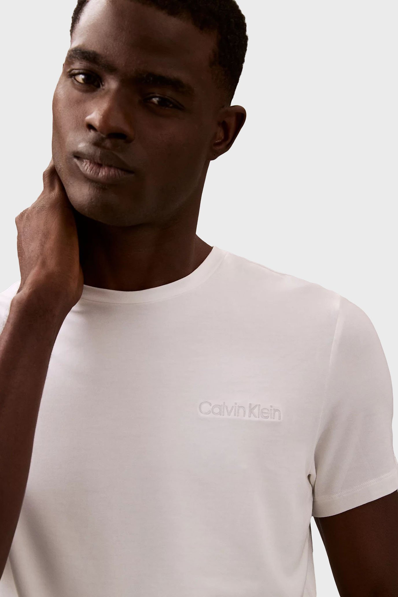 Мужская белая футболка S S CREW NECKCalvin Klein Мужская белая футболка S S CREW NECK 4