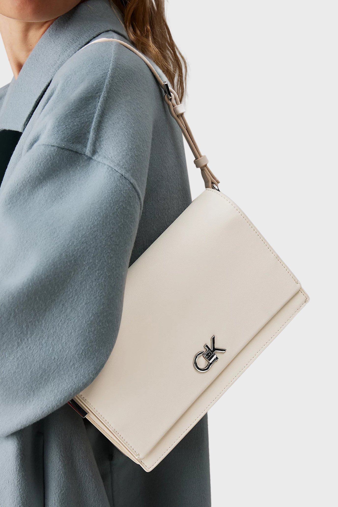 Женская белая сумка CK ELONGATED SHOULDER BAGCalvin Klein Женская белая сумка CK ELONGATED SHOULDER BAG 7