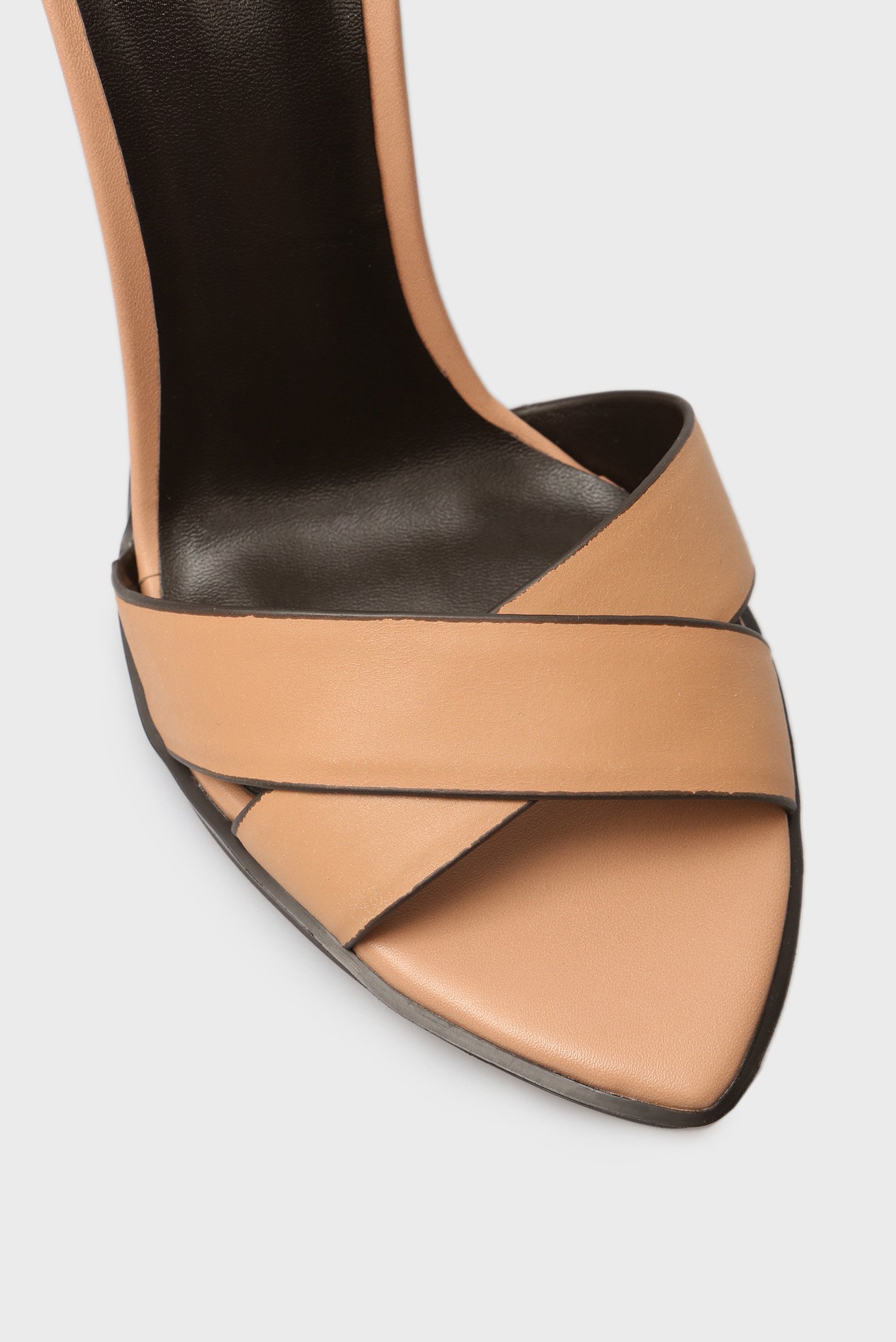 Женские бежевые кожаные босоножки Clare 9