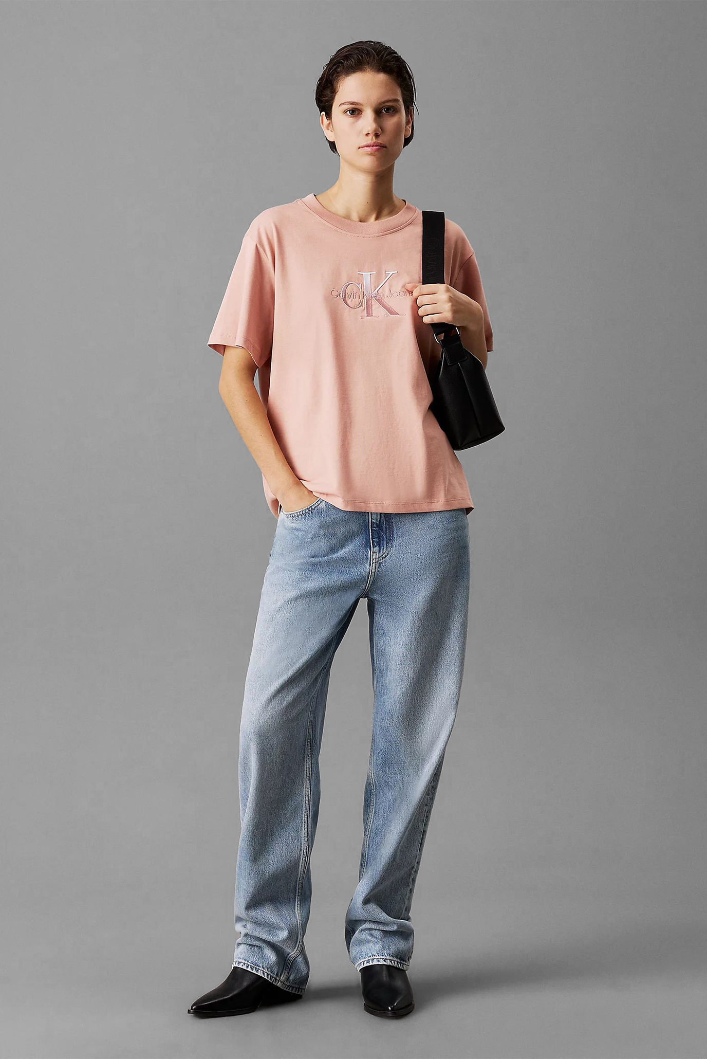 Женская персиковая футболка EMBROIDERED MONOLOGO TEECalvin Klein Jeans Женская персиковая футболка EMBROIDERED MONOLOGO TEE 2