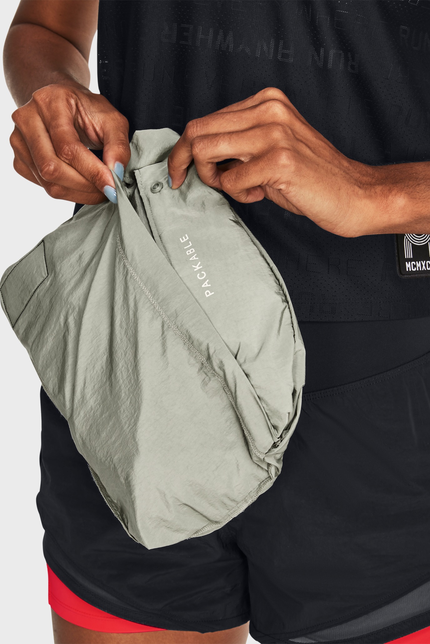 Женский оливковый анорак UA Run Everywhere Layer 5