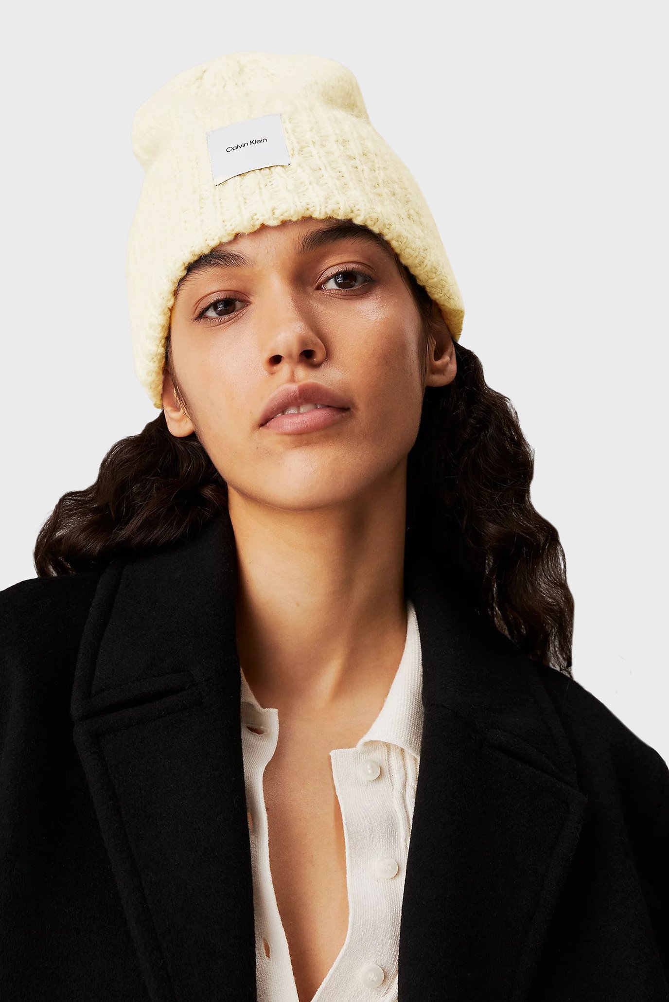 Женская белая шапка SOFT BOUCLE BEANIE 2