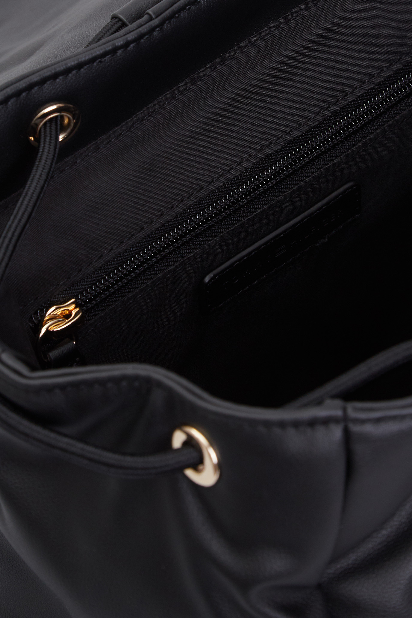 Женский черный рюкзак POPPY REFORM FLAP 6