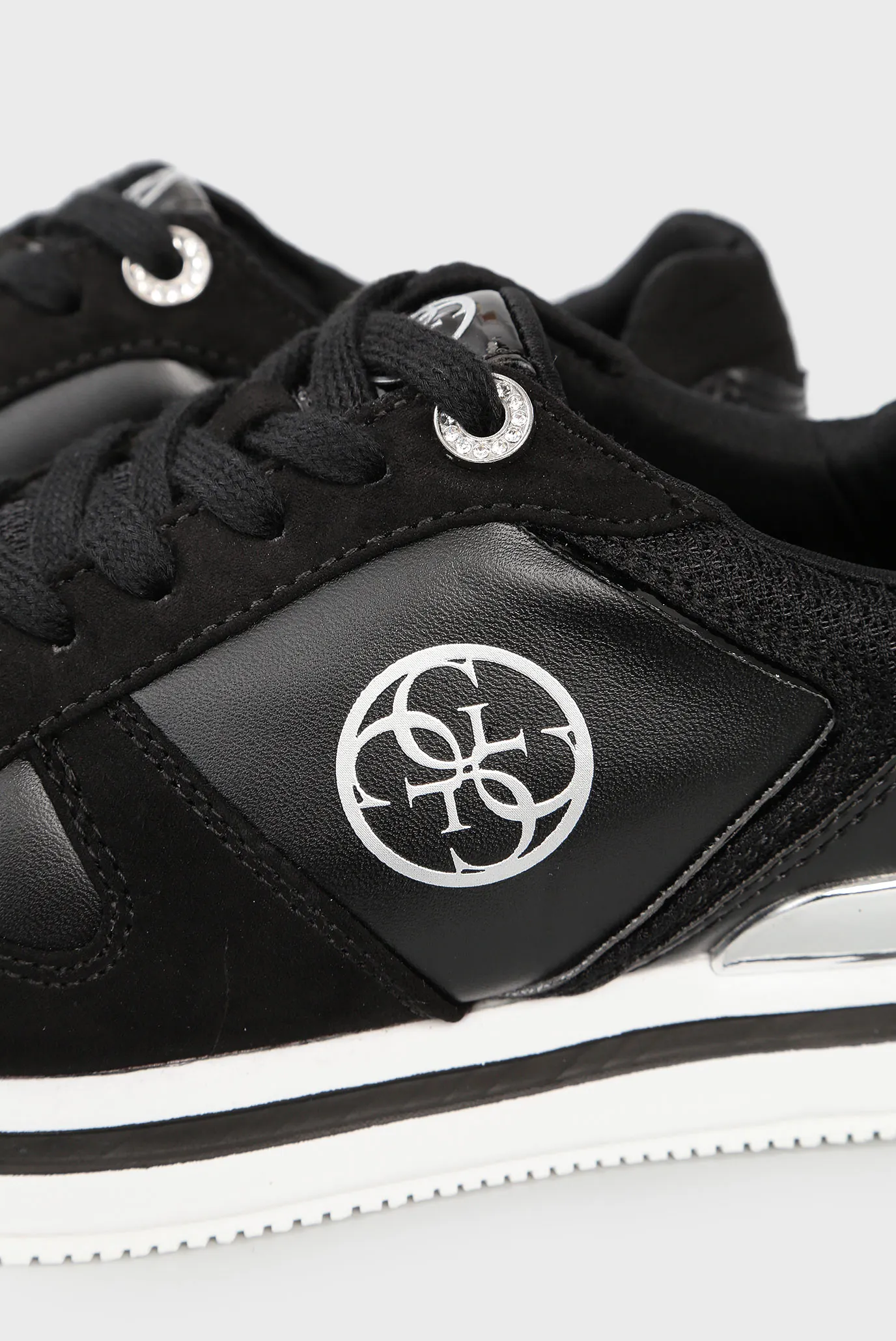 Женские черные кроссовки 10