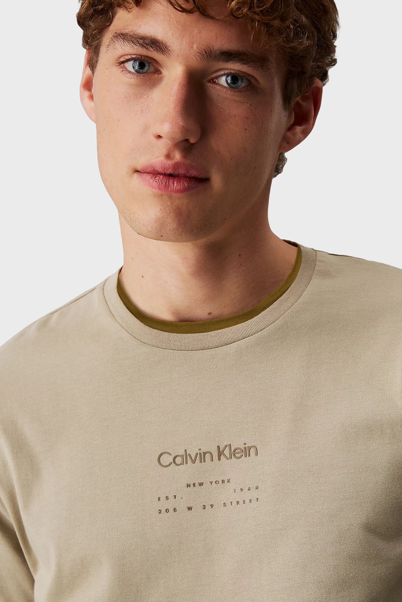 Мужская бежевая футболка RAISED EDITORIAL LOGO 4