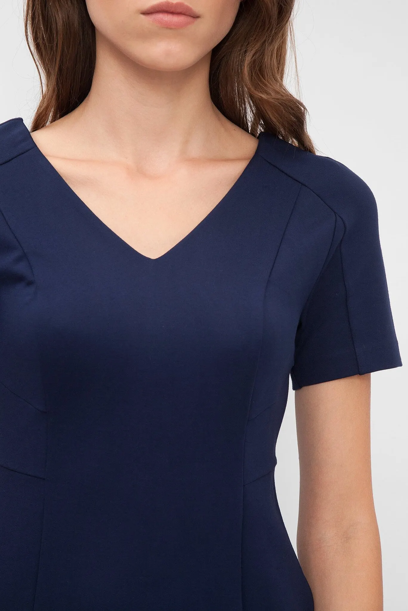 Женское темно-синее платье-футляр 4