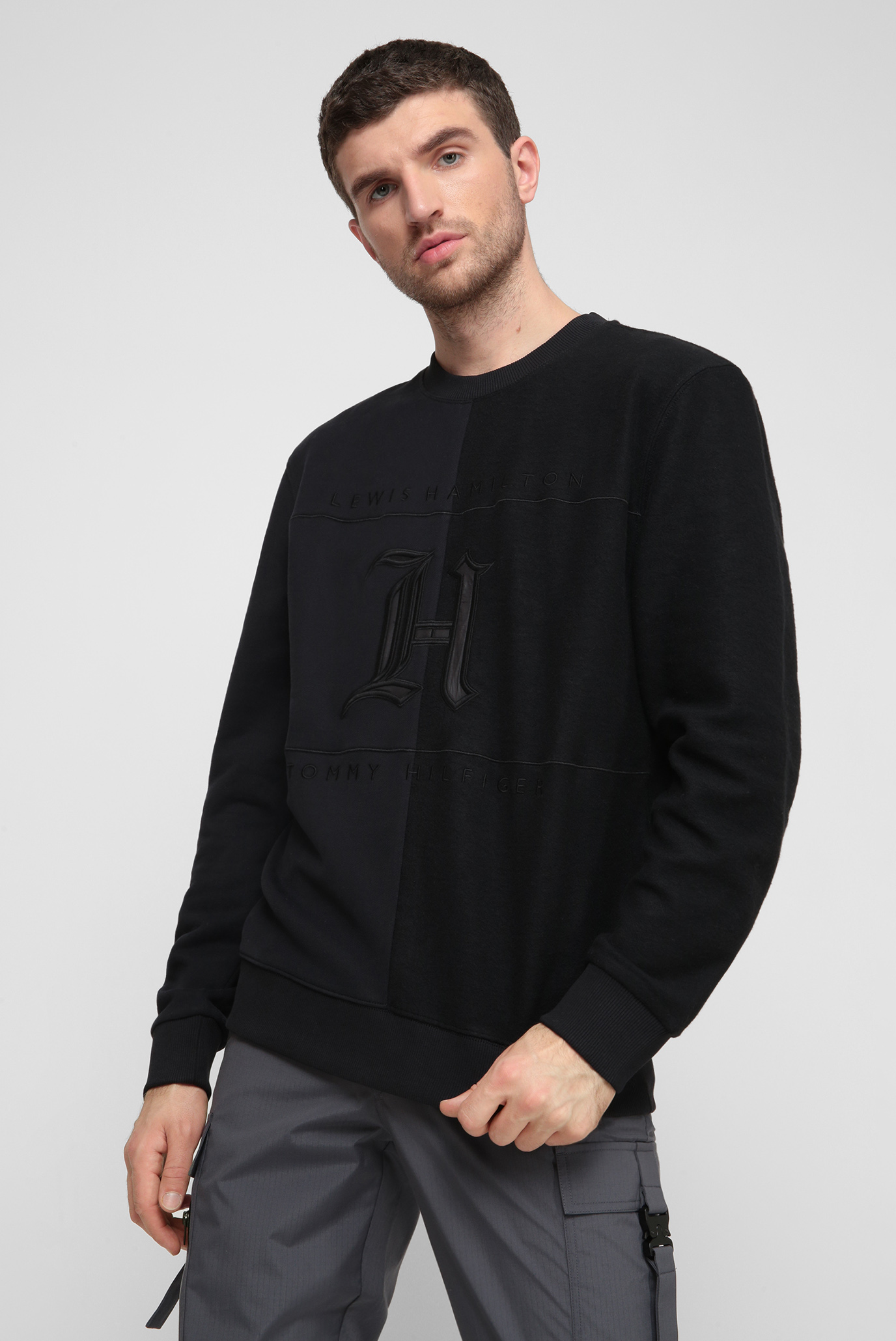 Мужской черный свитшот Lewis Hamilton TONAL FLEECE CREW NECK 10