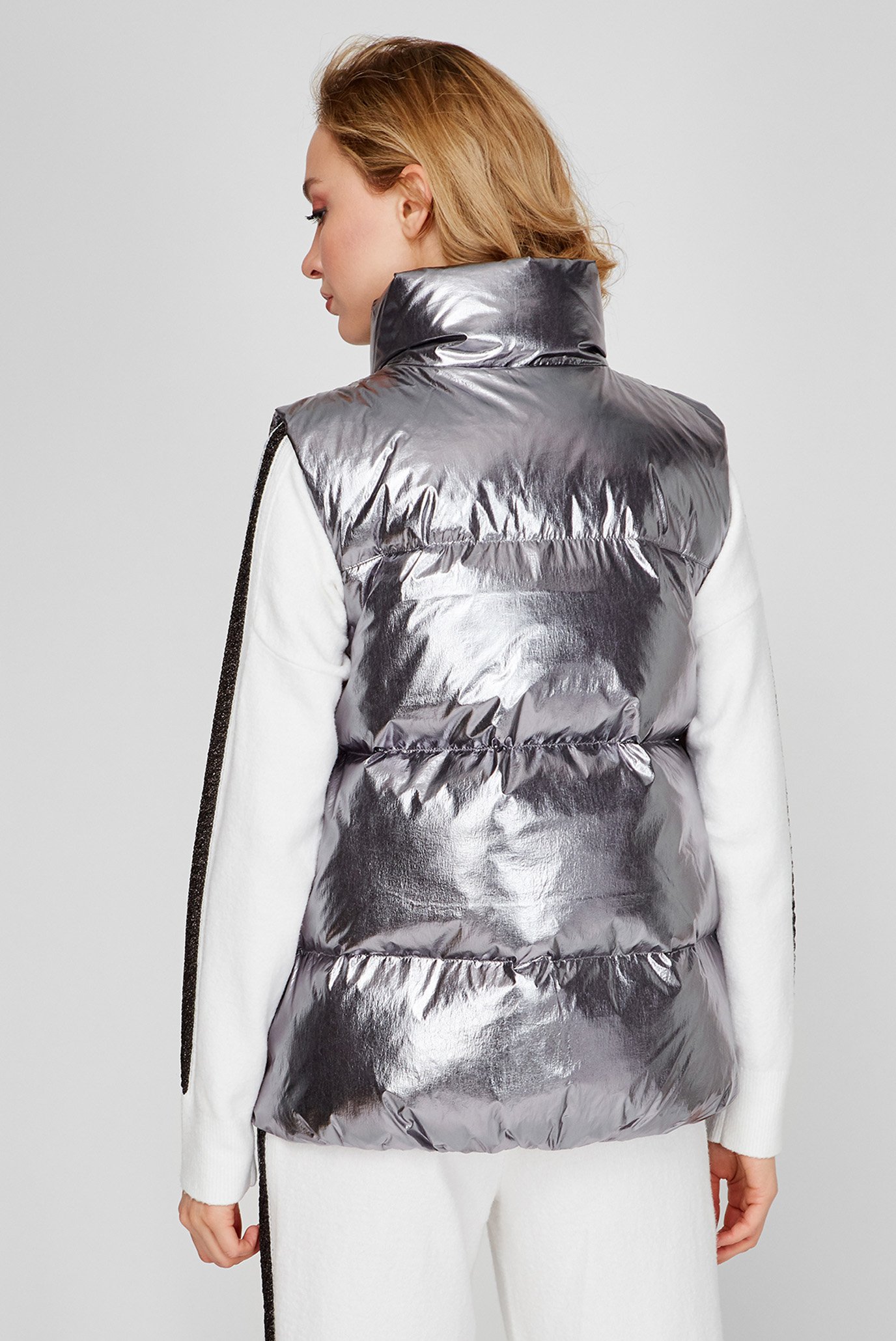 Женский серебристый пуховой жилет 9