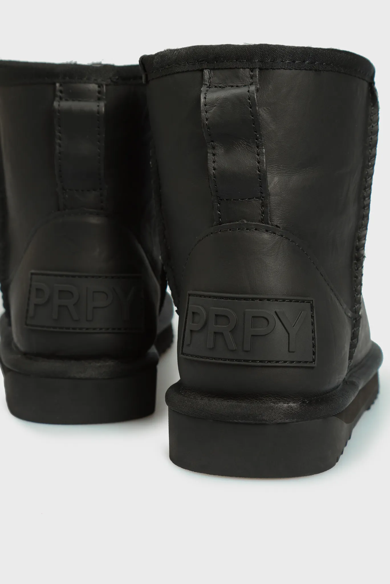 Женские черные кожаные угги 2