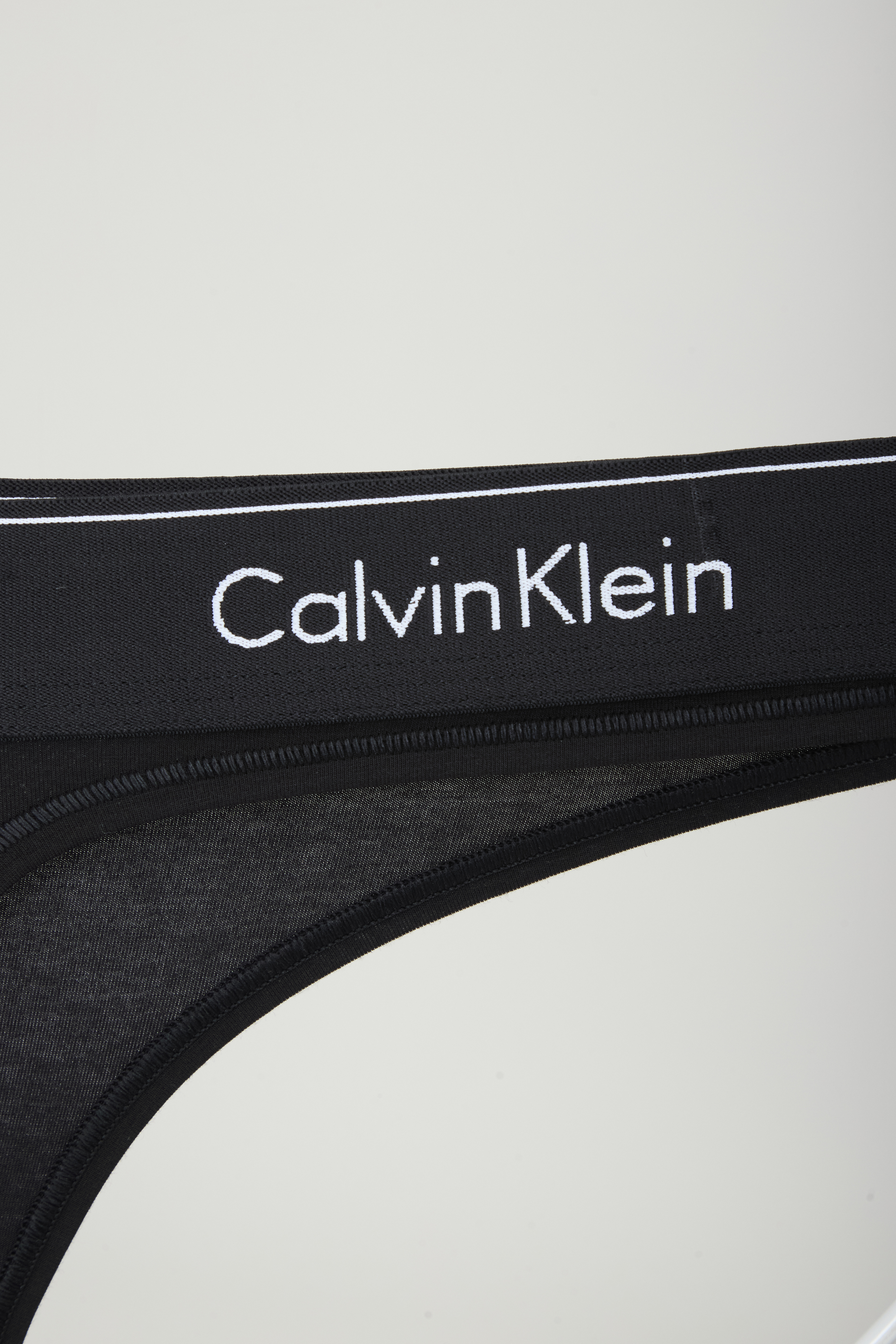 Женские черные трусики THONG 6