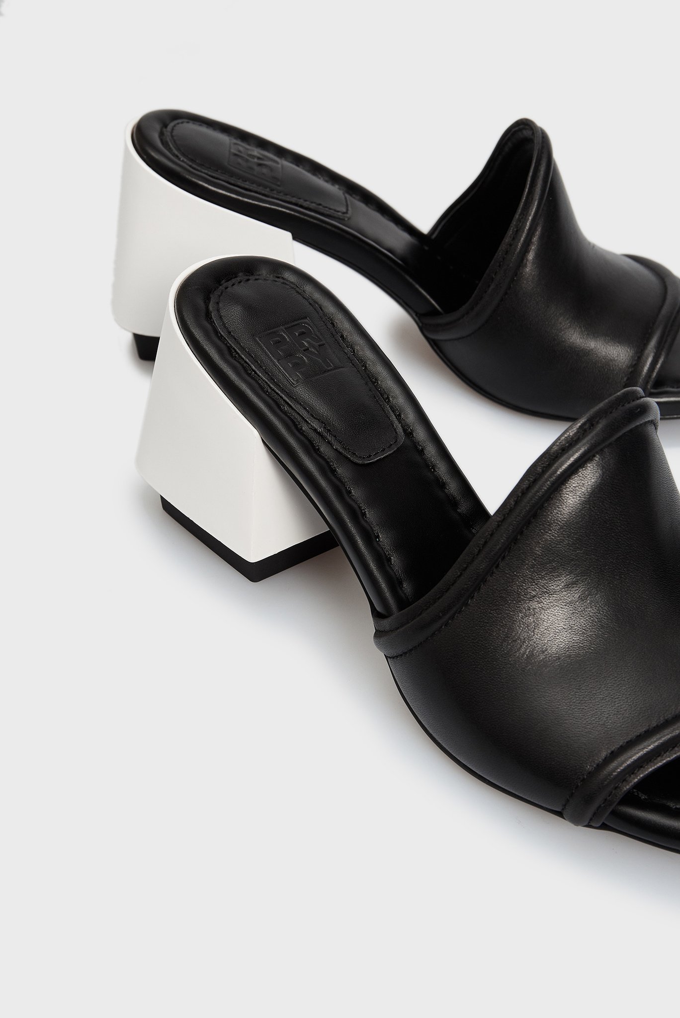 Женские черные кожаные мюли Karolina 5