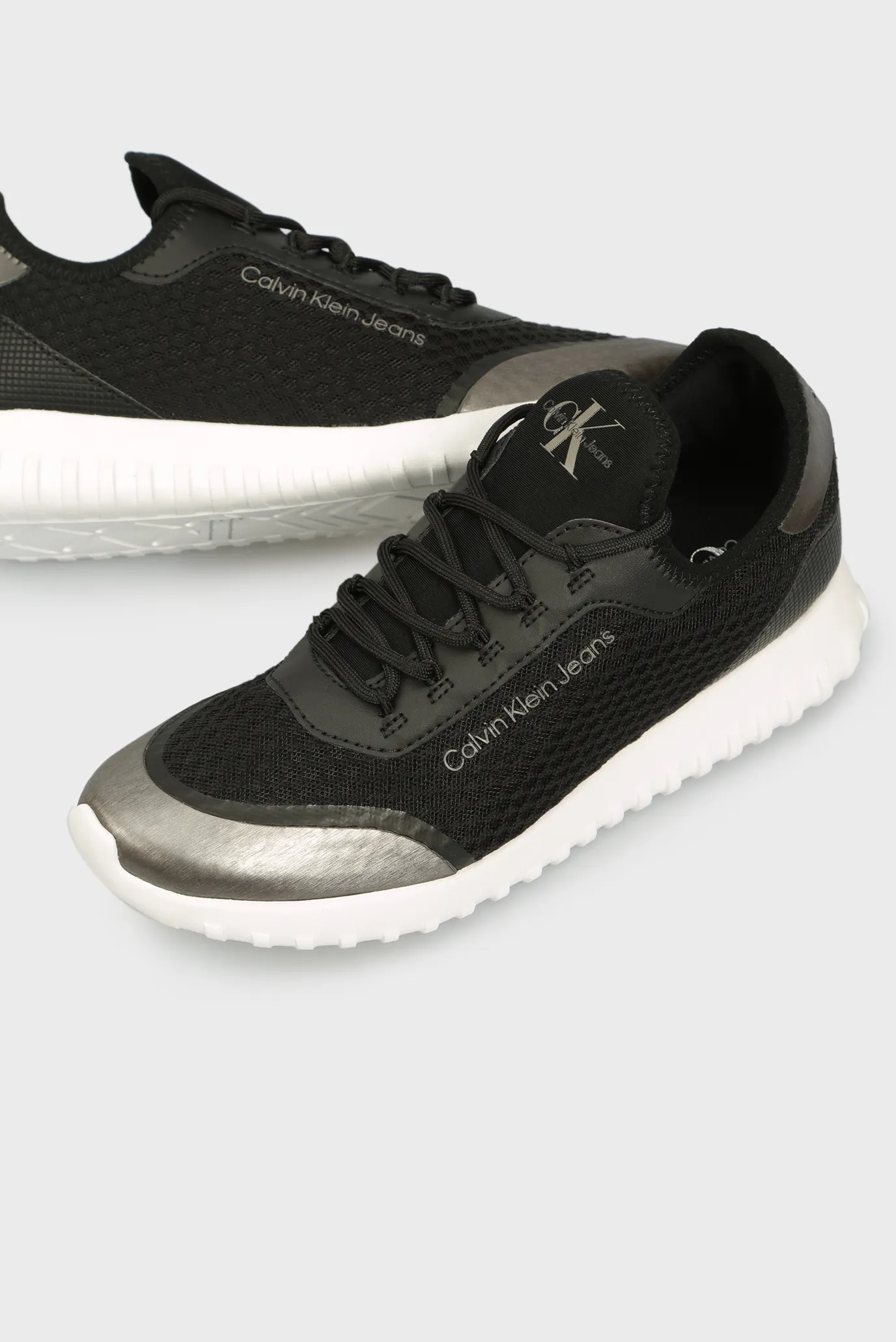 Женские черные кроссовки 8