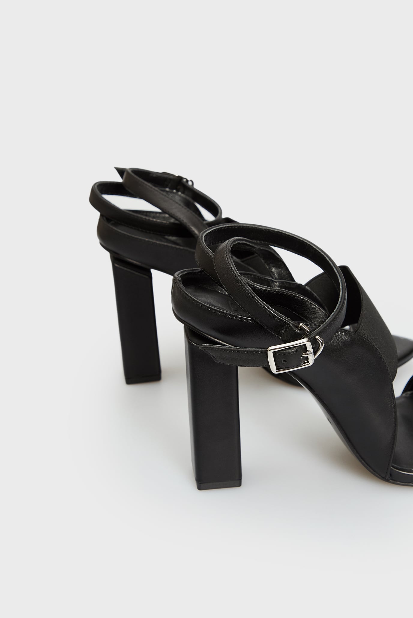 Женские черные кожаные босоножки Konsuela 7