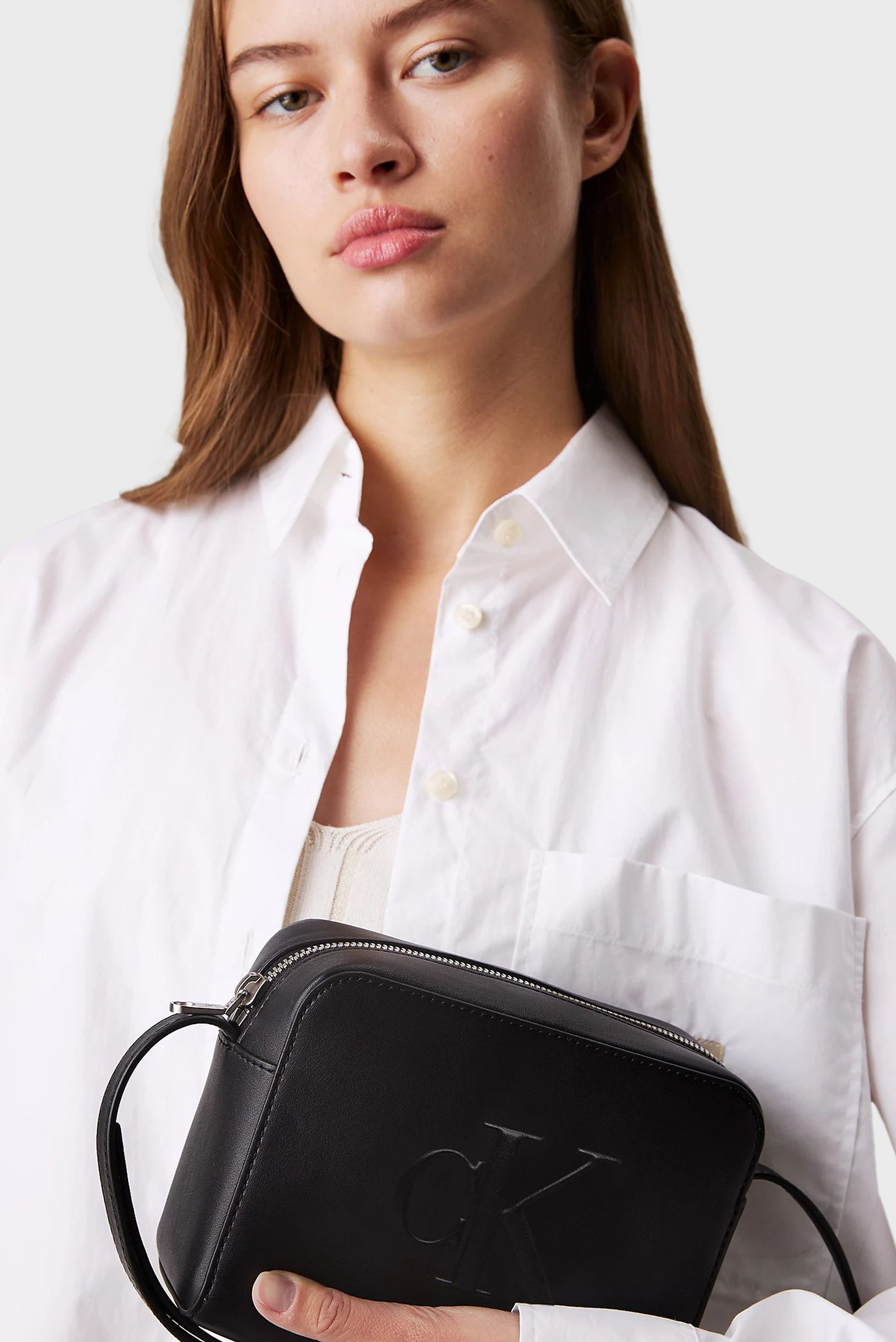 Женская черная сумка SCULPTED CAMERA BAG DEBOSS 2