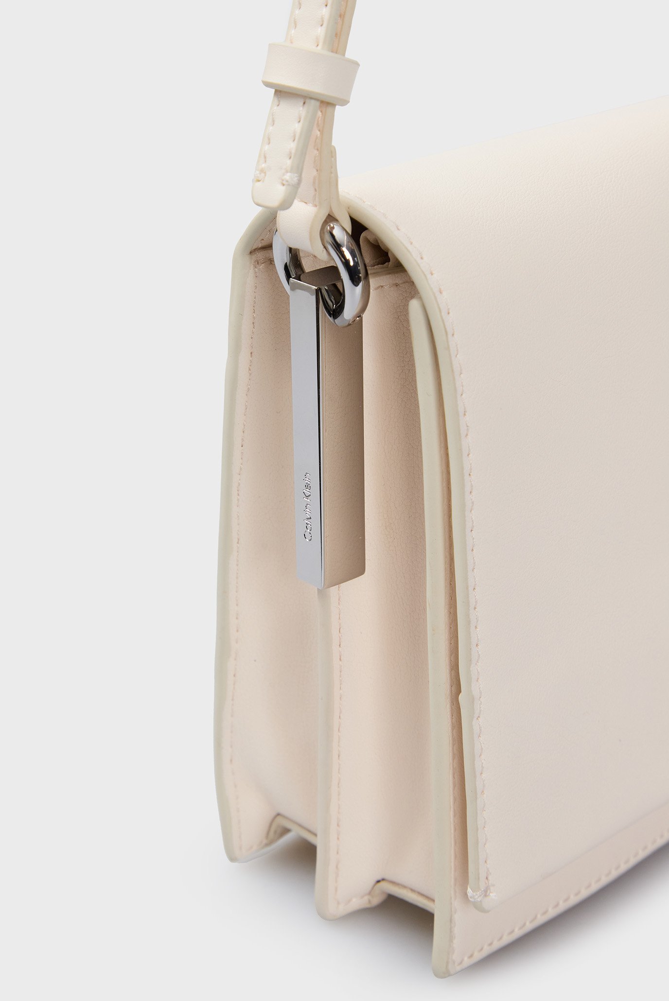 Женская белая сумка CK ELONGATED SHOULDER BAGCalvin Klein Женская белая сумка CK ELONGATED SHOULDER BAG 5