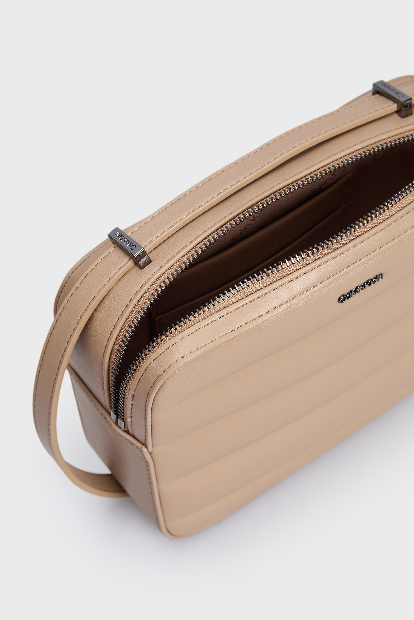 Женская бежевая сумка LINE QUILT CAMERA BAGCalvin Klein Женская бежевая сумка LINE QUILT CAMERA BAG 2