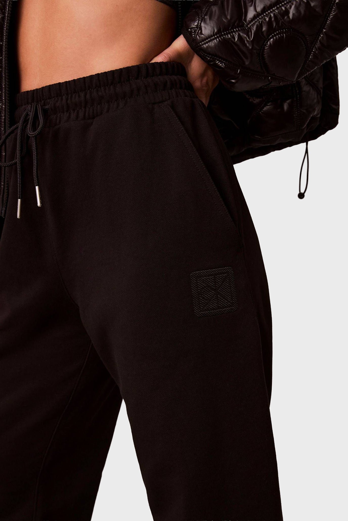 Штаны спортивные PREMIUM TERRY EMBLEM RELAXED JOGCalvin Klein Штаны спортивные PREMIUM TERRY EMBLEM RELAXED JOG 4