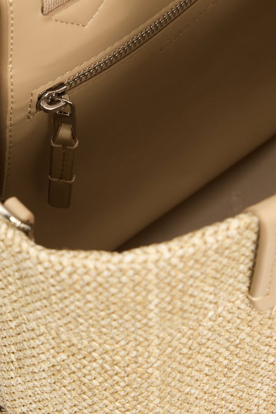 Женская бежевая сумка CK RAFFIA SMALL TOTE CROSSBODY