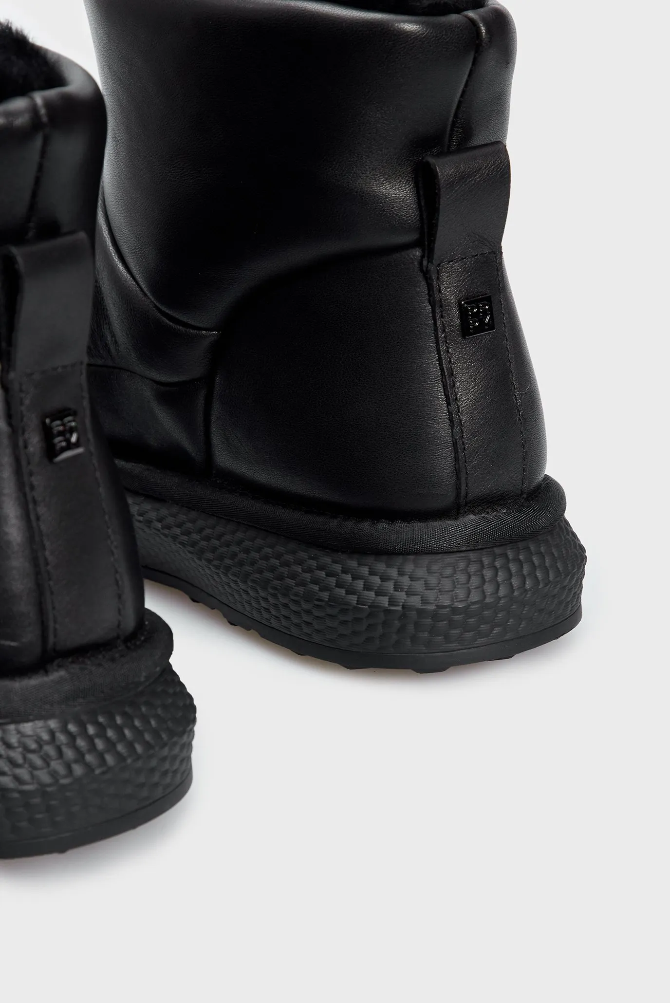 Женские черные кожаные угги Dilara 2