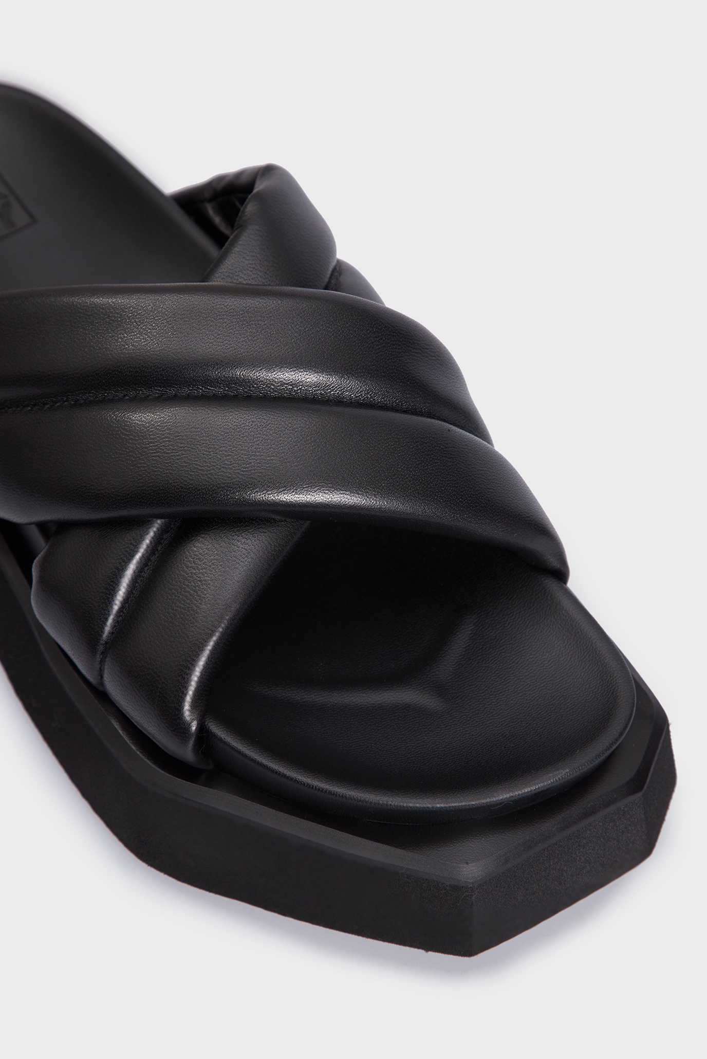 Женские черные кожаные слайдеры Betsy 7