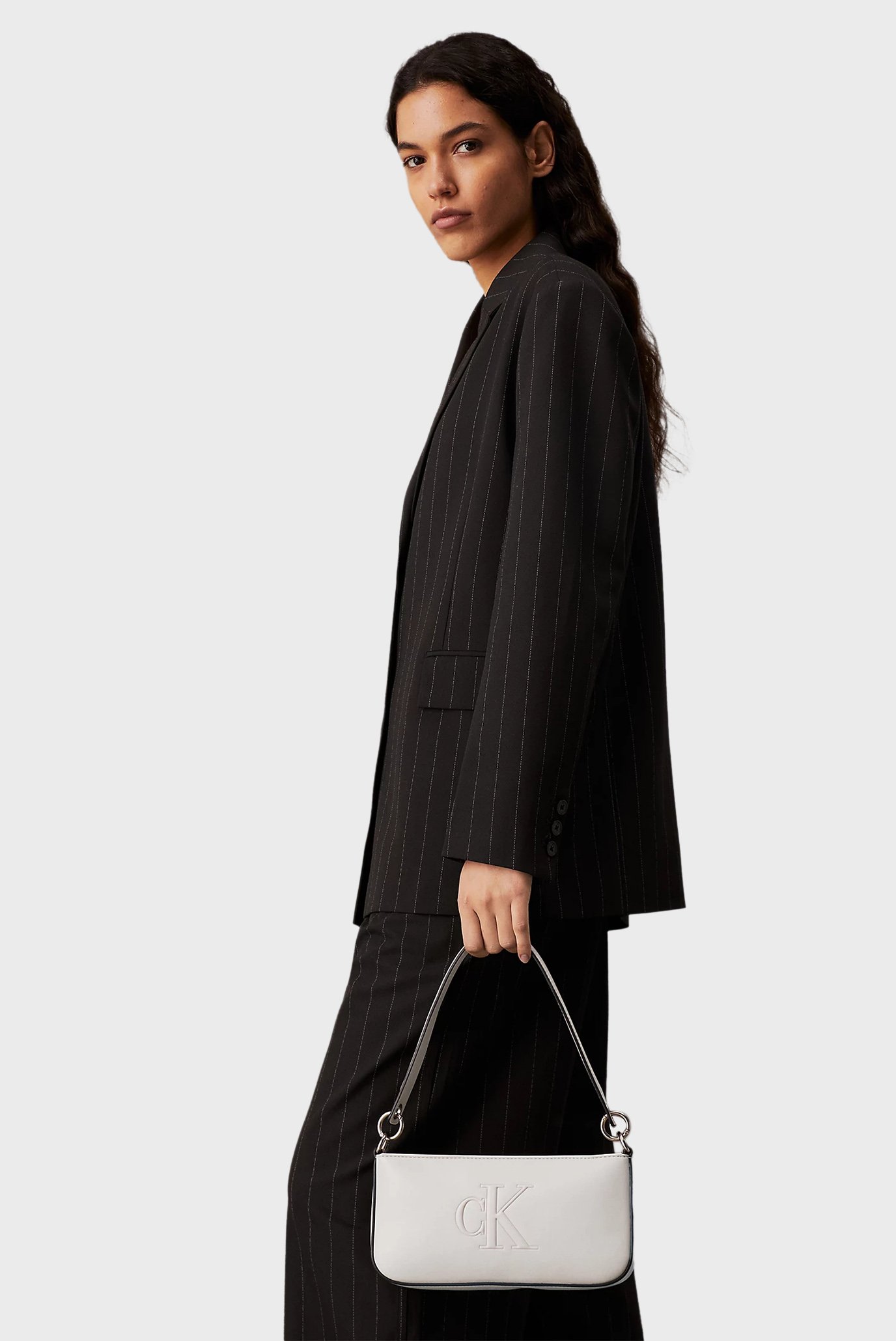 Женская бежевая сумка SCULPTED SHOULDER POUCH25 DEBOSS 2