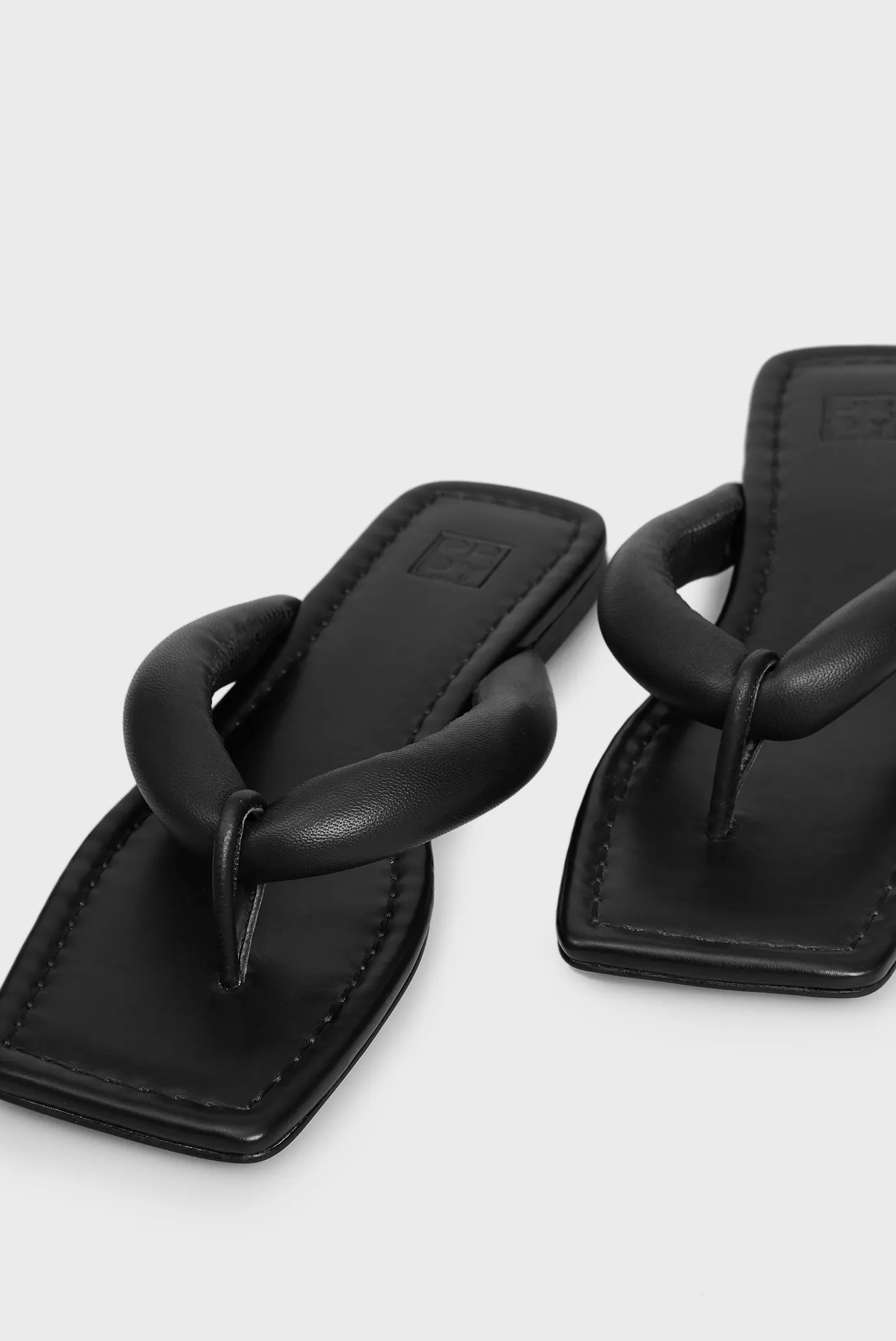 Женские черные кожаные вьетнамки Renata 10