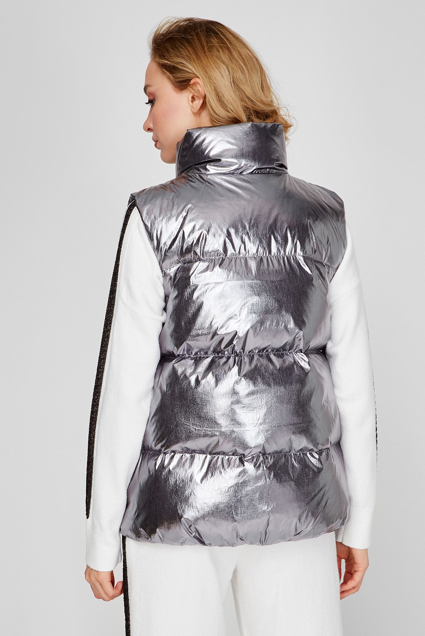Женский серебристый пуховой жилет 4