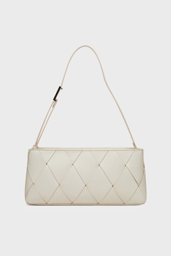 Женская белая сумка CK WOVEN ELONGATED SHOULDER BAG