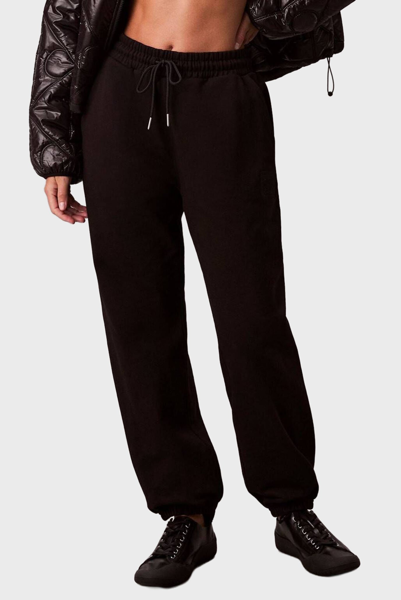 Штаны спортивные PREMIUM TERRY EMBLEM RELAXED JOGCalvin Klein Штаны спортивные PREMIUM TERRY EMBLEM RELAXED JOG 1