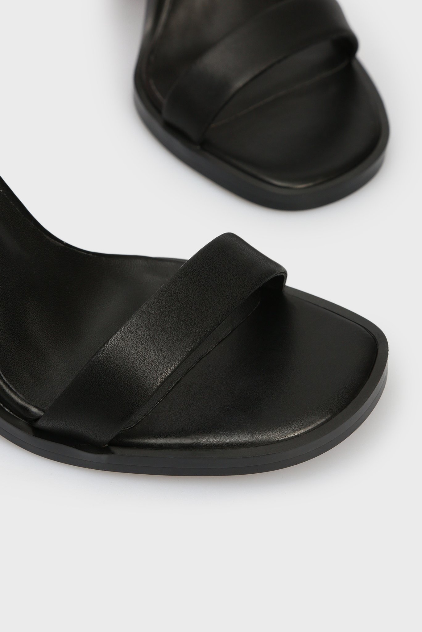 Женские кожаные босоножки 2