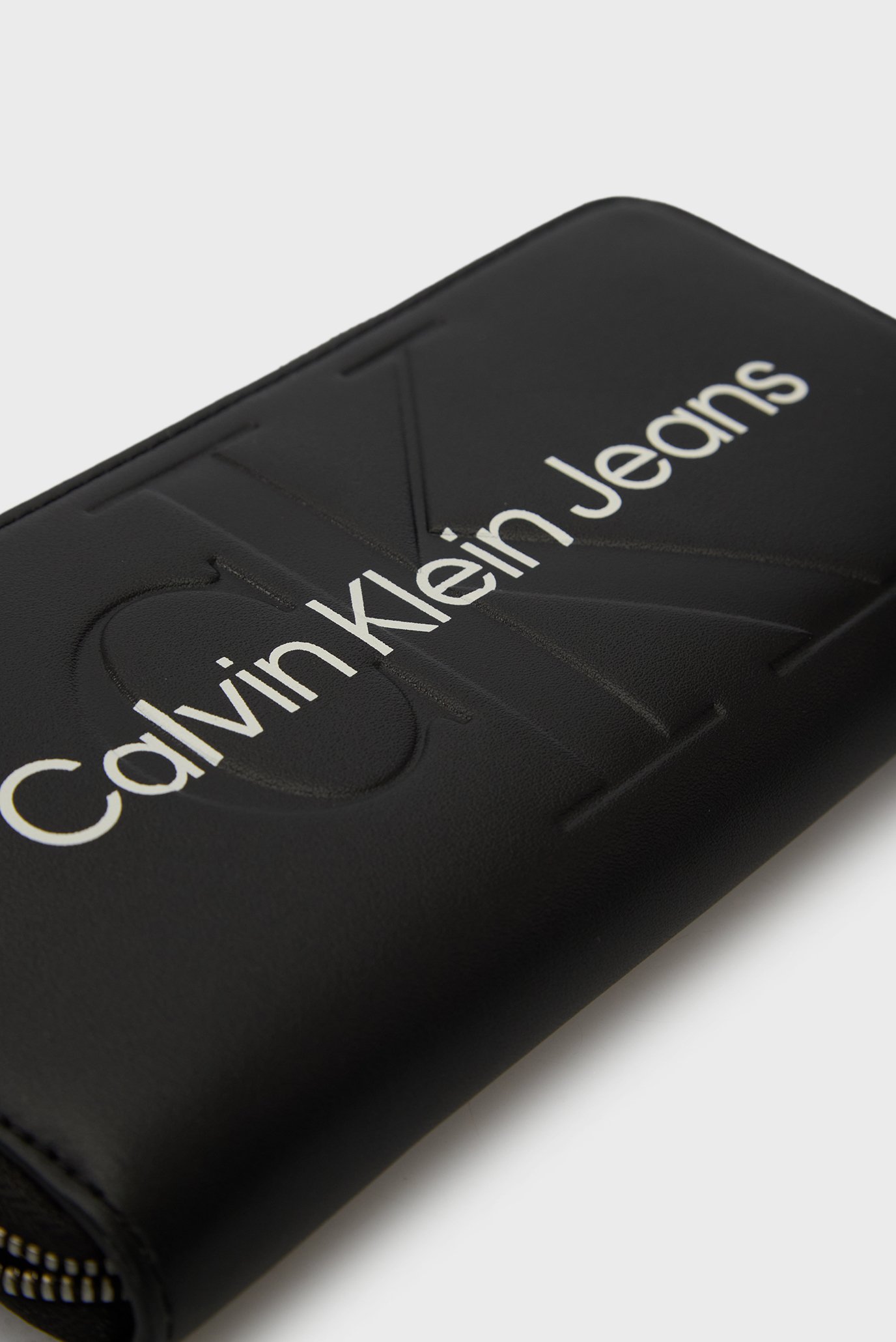 Женский черный кошелек SCULPTED ZIP AROUND MONOCalvin Klein Jeans Женский черный кошелек SCULPTED ZIP AROUND MONO 2