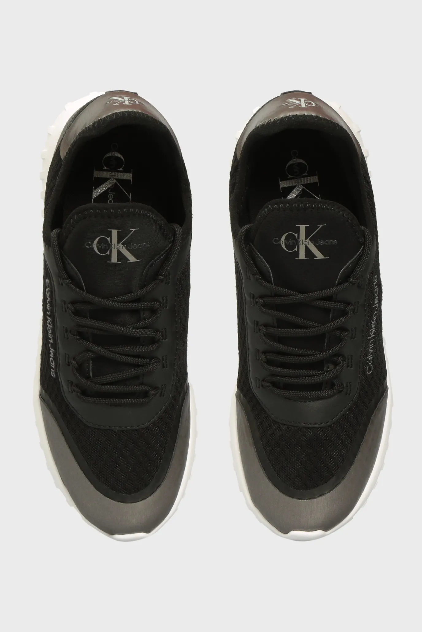 Женские черные кроссовки 11