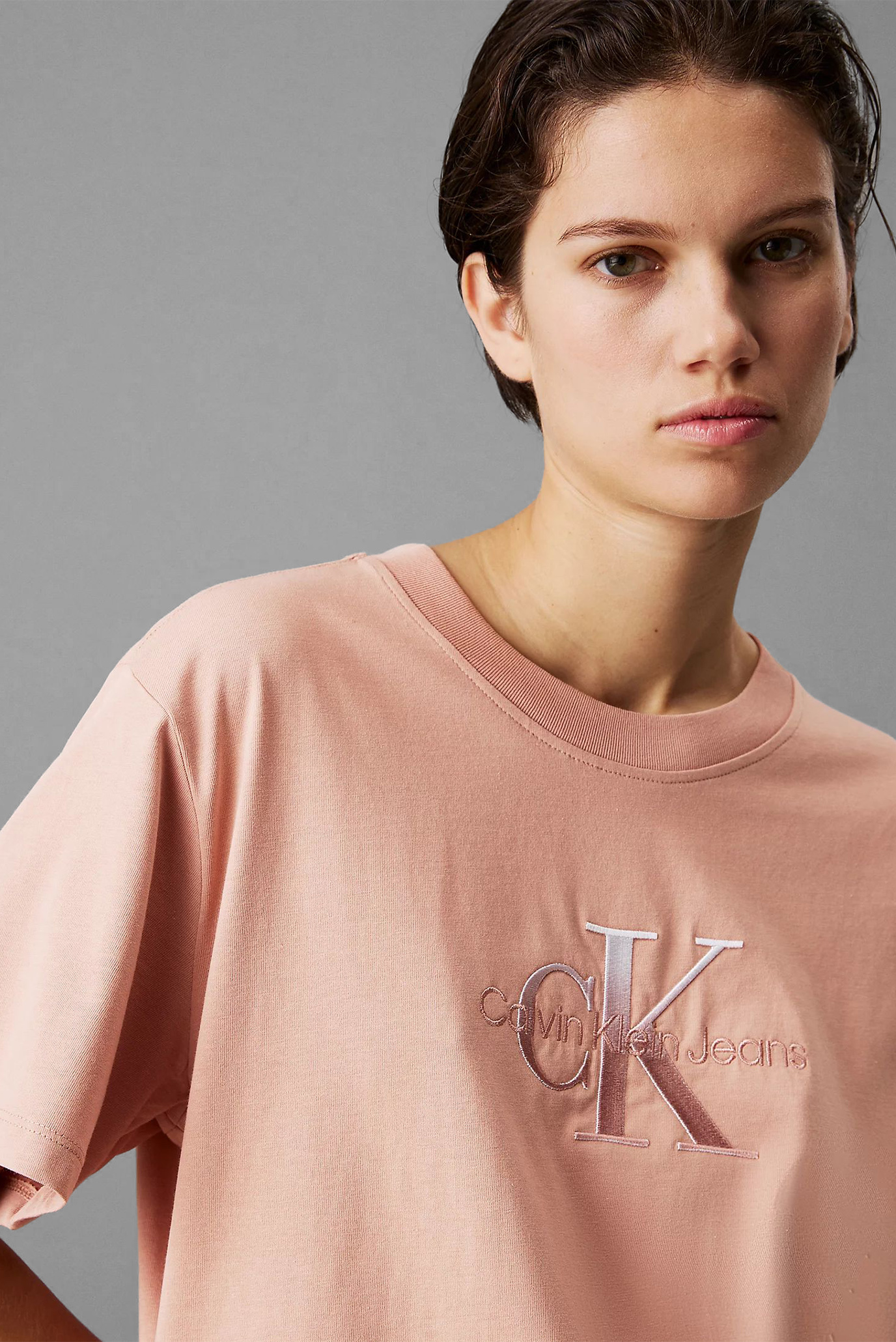 Женская персиковая футболка EMBROIDERED MONOLOGO TEECalvin Klein Jeans Женская персиковая футболка EMBROIDERED MONOLOGO TEE 4