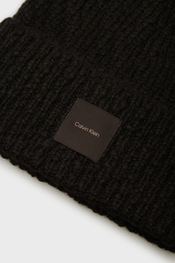 Женская черная шапка SOFT BOUCLE BEANIE