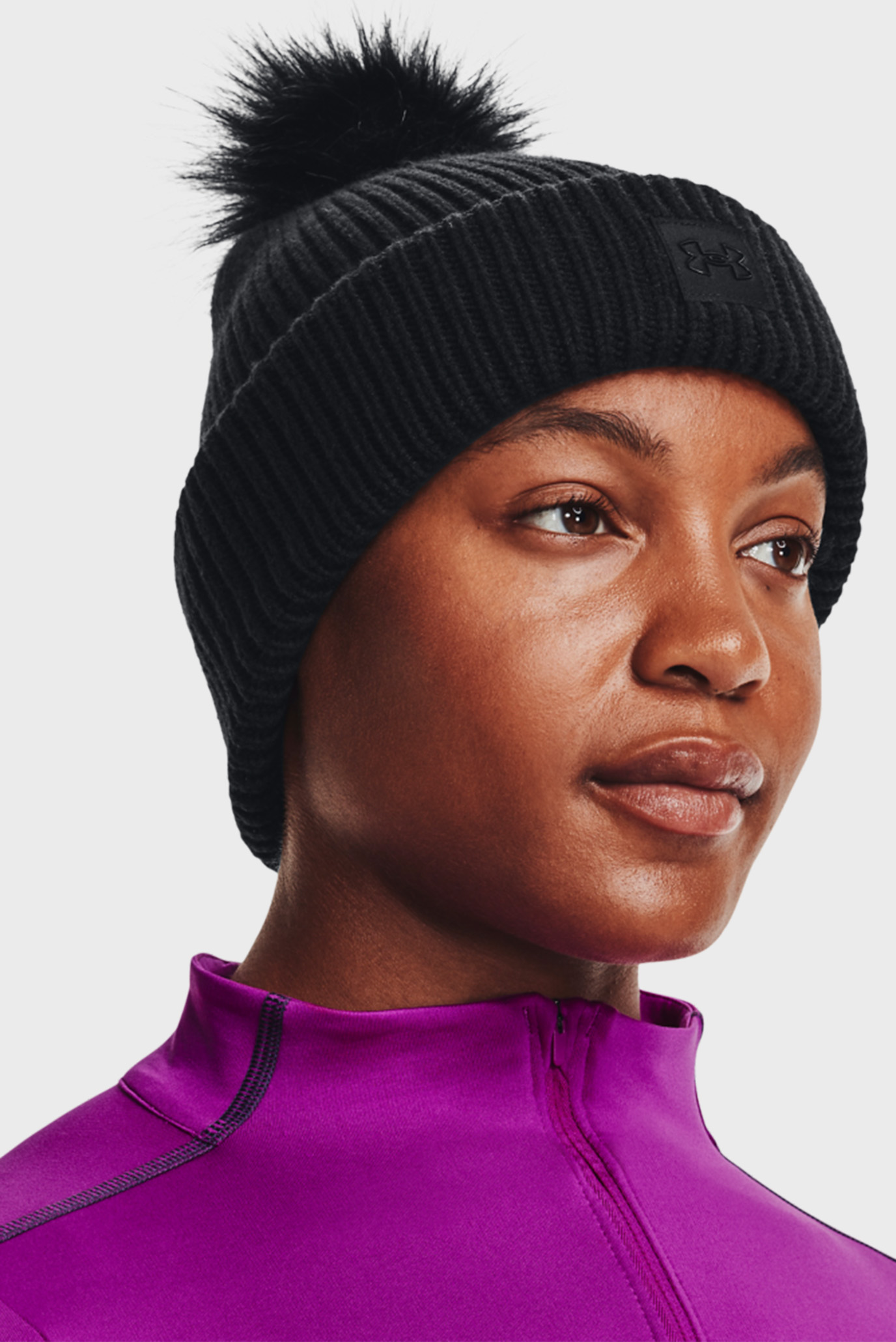 Женская черная шапка UA Halftime Ribbed Pom-BLK 5