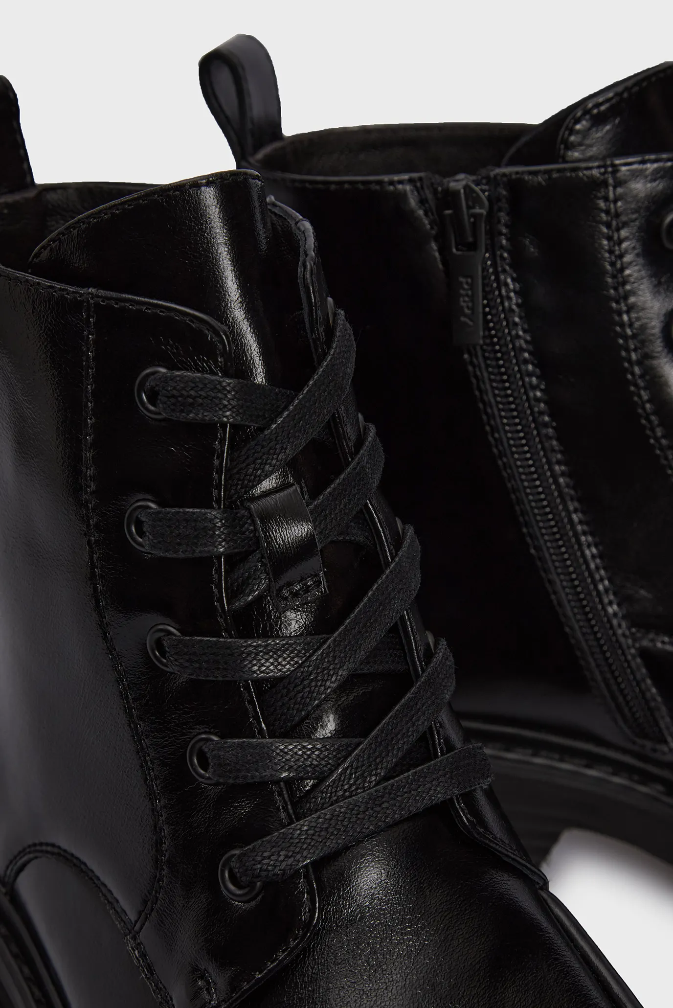 Женские черные кожаные ботинки Runi 2