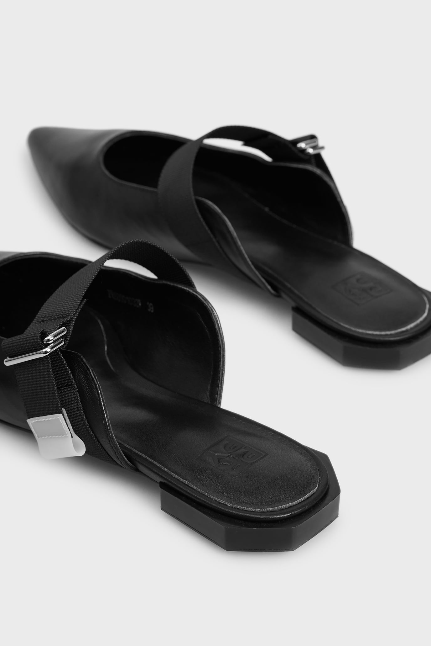 Женские черные кожаные мюли Pili 10