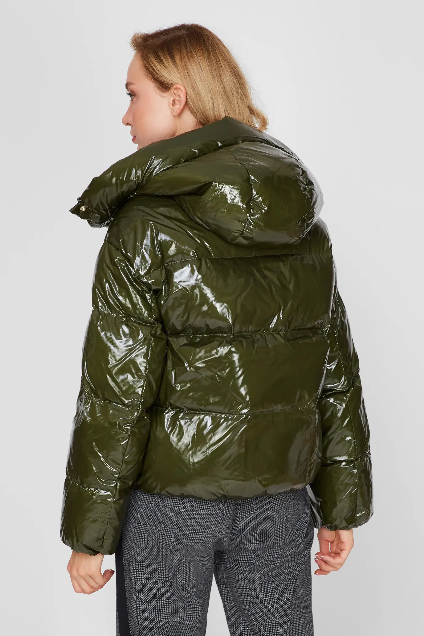 Женский зеленый пуховик GLOSSY 8