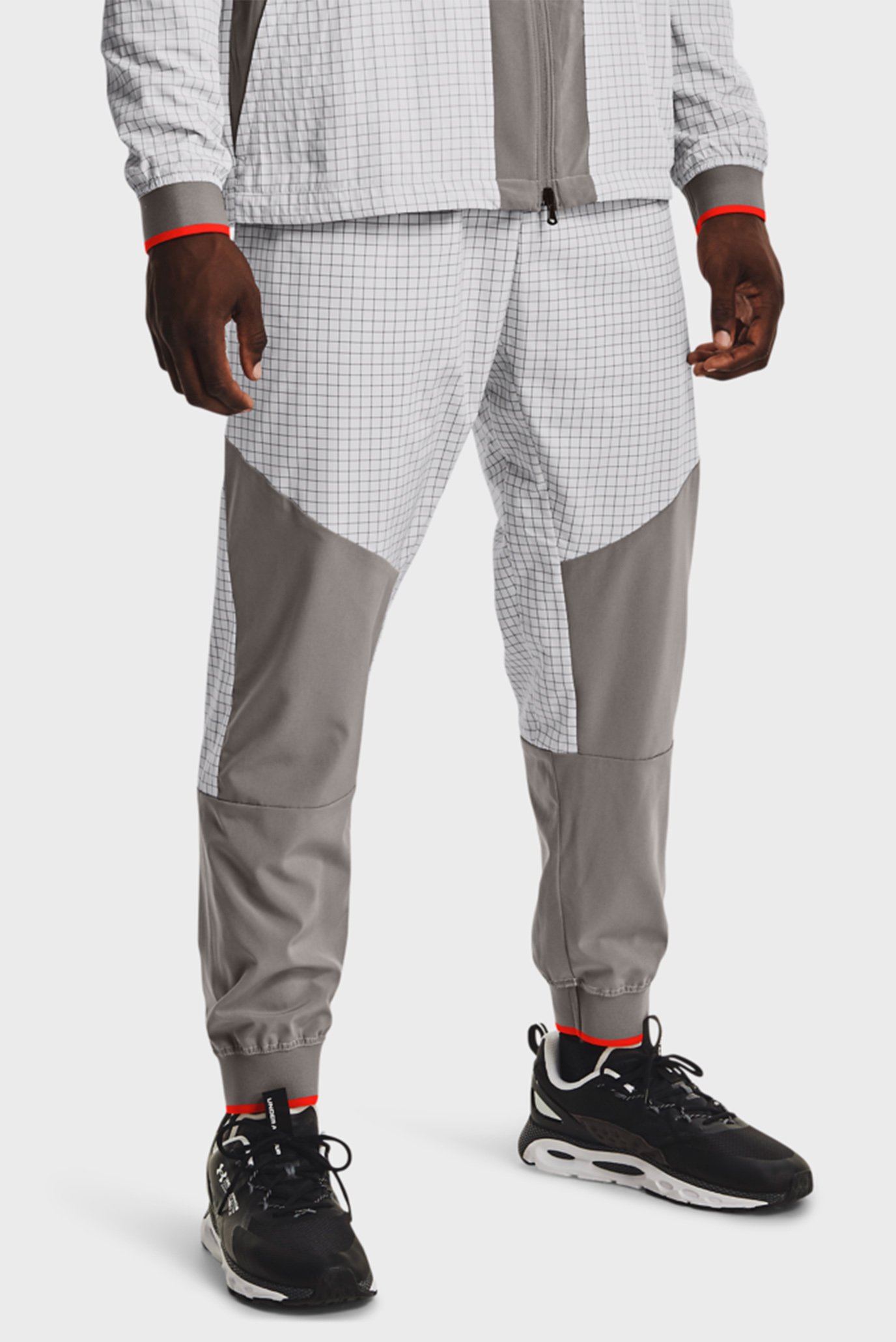 Мужские светло-серые спортивные брюки UA RUSH ™ LEGACY WIND PANT 1