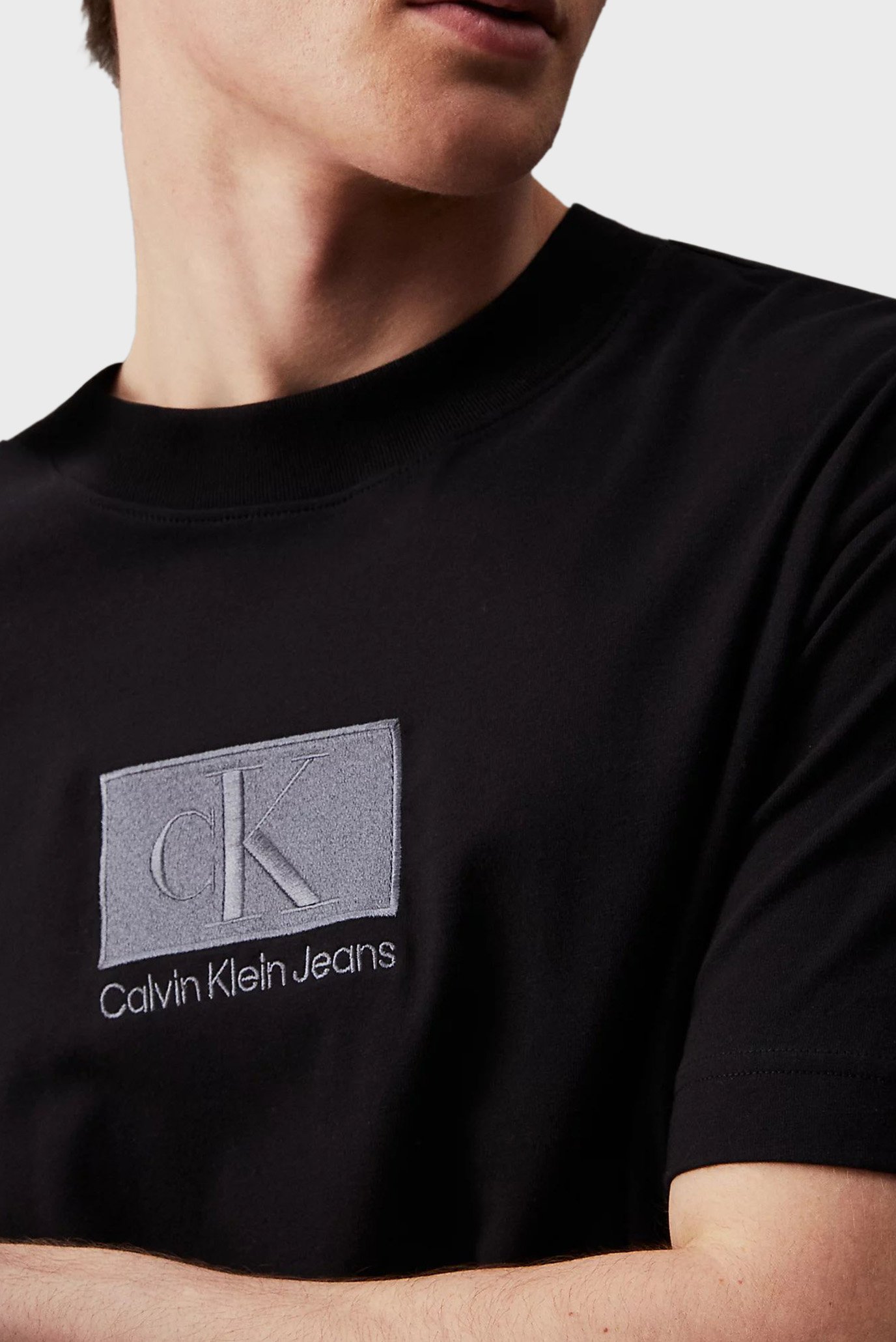 Мужская черная футболка EMBROIDERY PATCH TEECalvin Klein Jeans Мужская черная футболка EMBROIDERY PATCH TEE 4