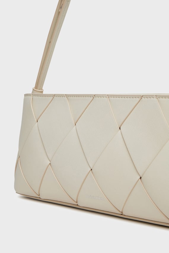 Женская белая сумка CK WOVEN ELONGATED SHOULDER BAG
