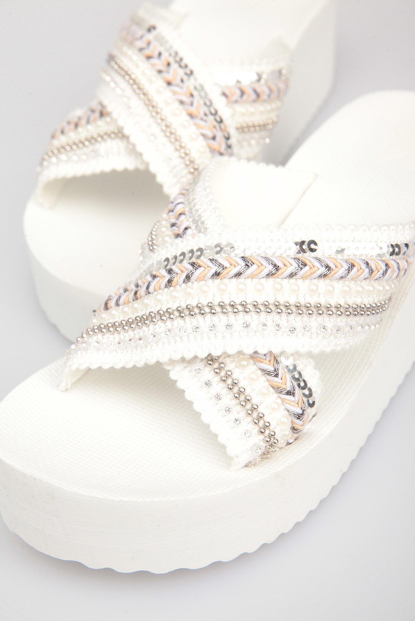 Женские белые слайдеры на платформе 5