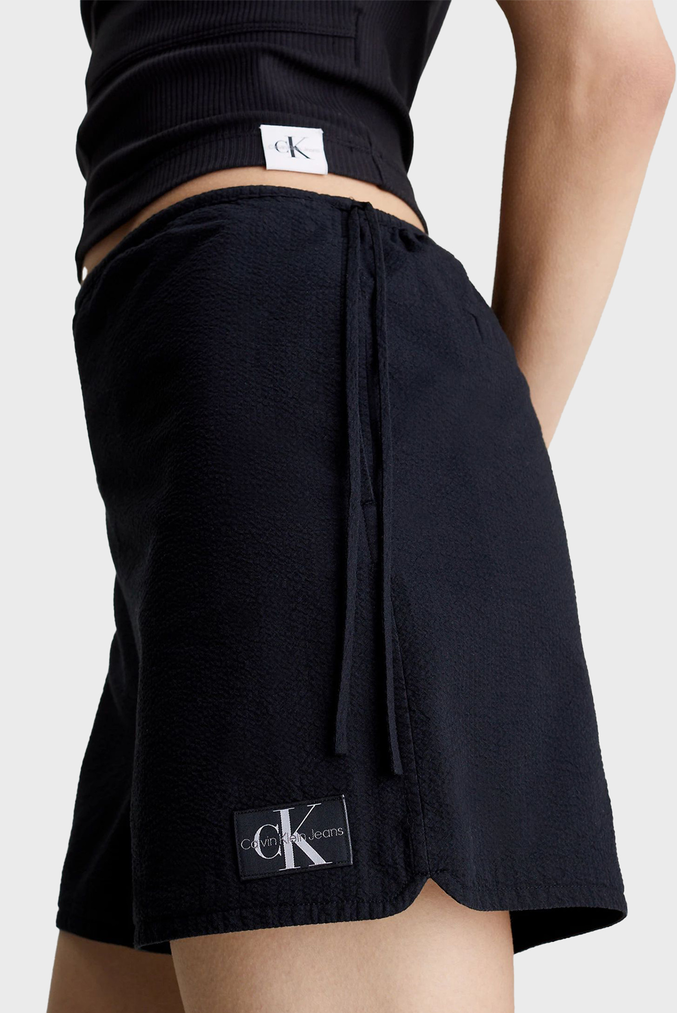 Женские черные шорты SEERSUCKER 4