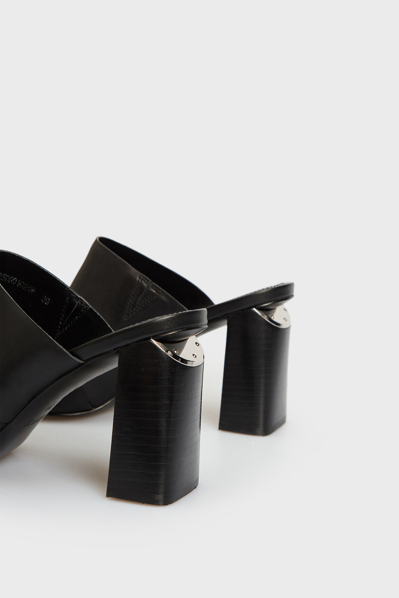 Женские черные кожаные мюли Adora 2